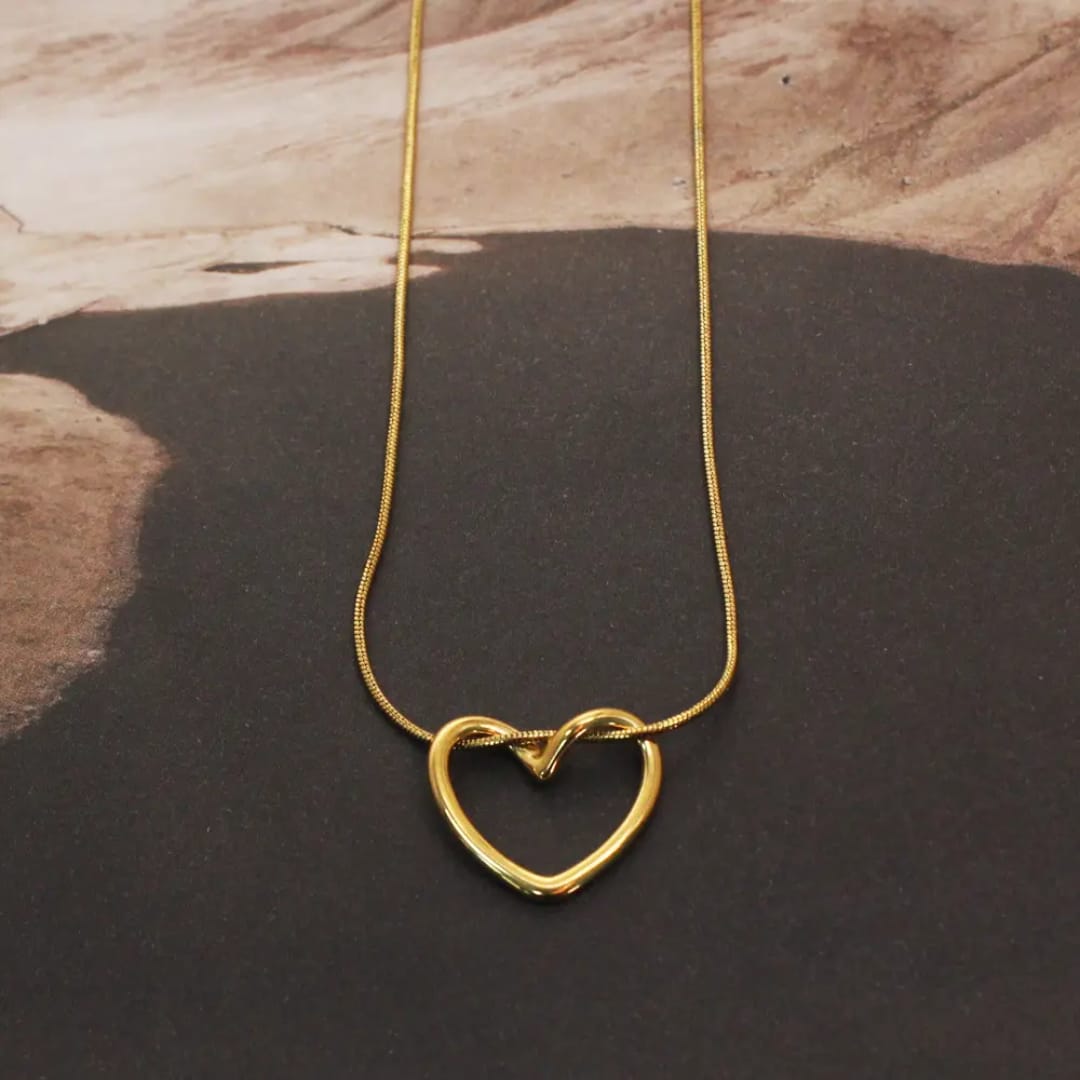 Minimal Gold Heart Pendant Necklace