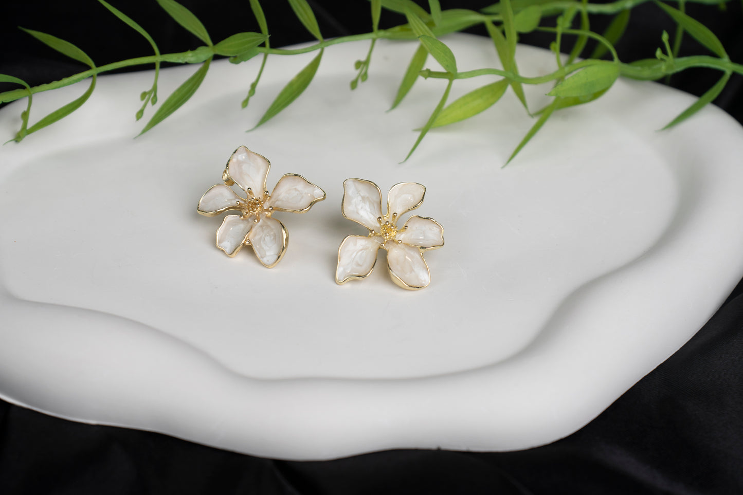 White Enamel Flower Earrings - O34