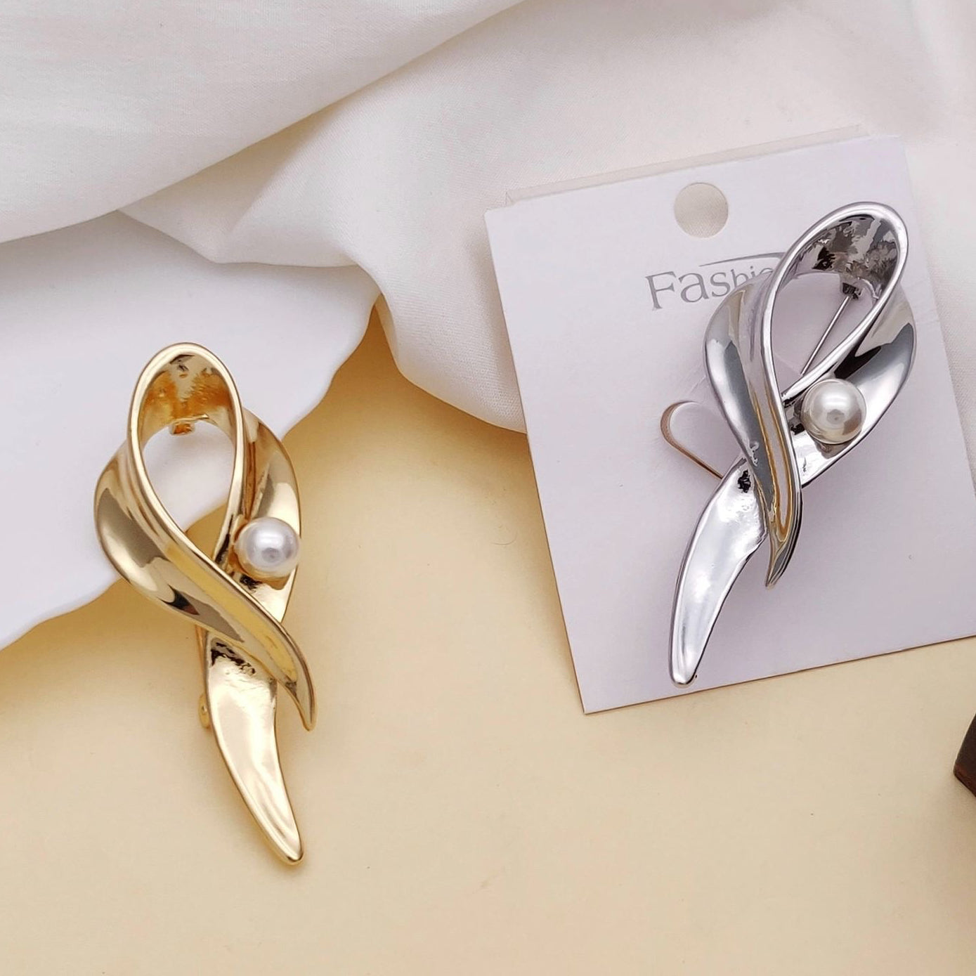 Aura Pearl Twist Brooch