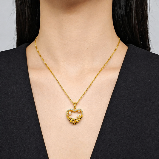 Elegant gold heart necklace