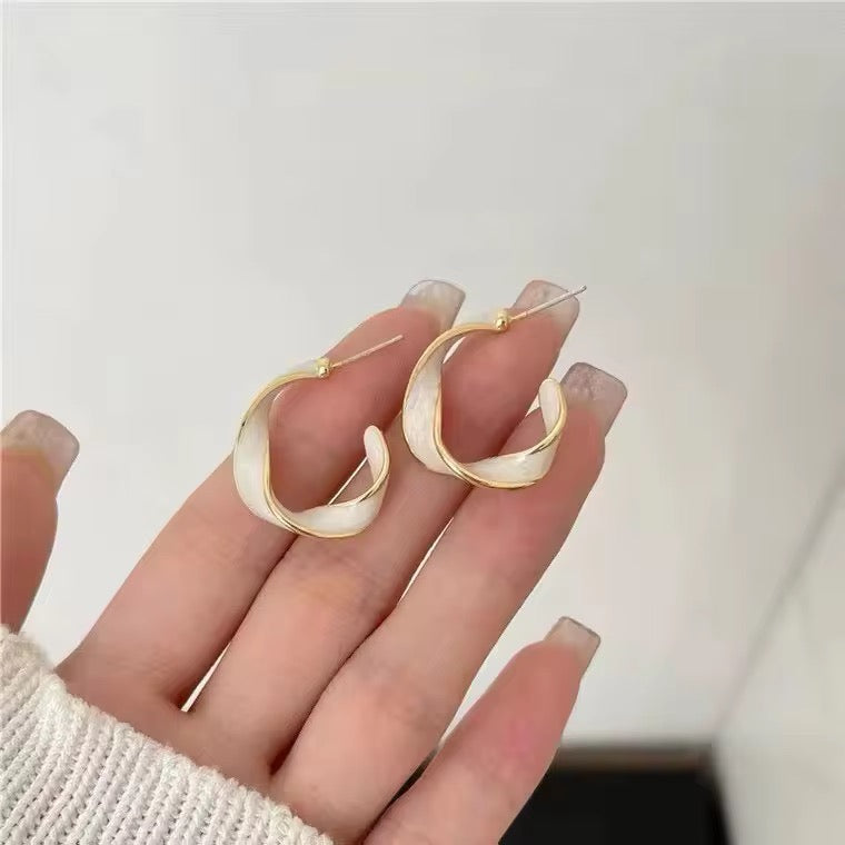 C-Shaped White Earrings - O14