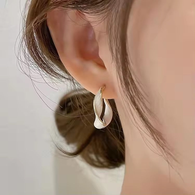 C-Shaped White Earrings - O14