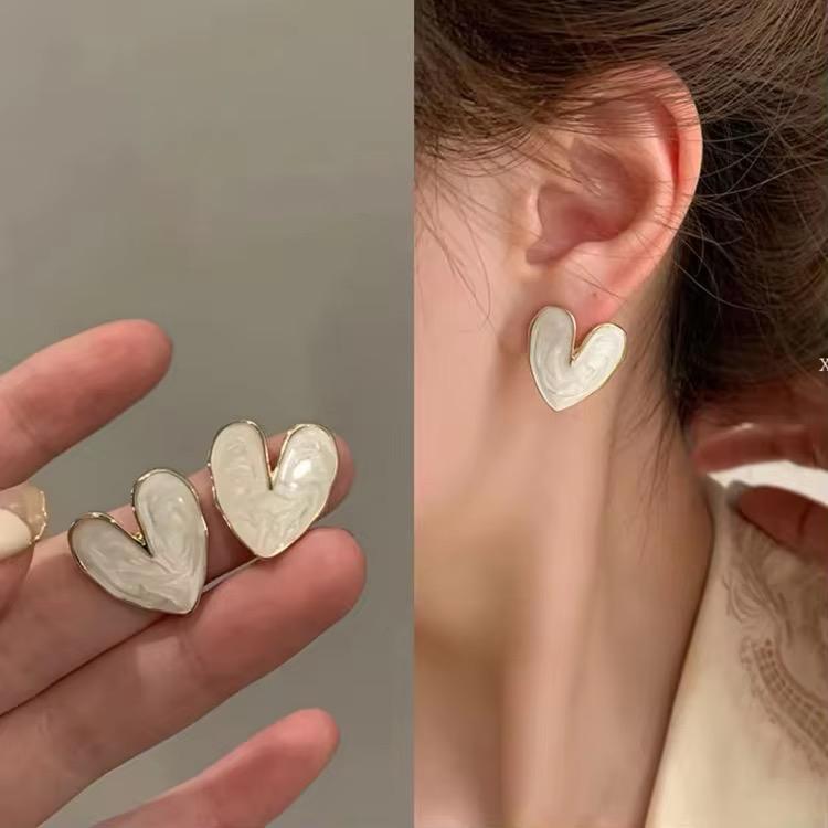White Heart Stud Earrings - O12