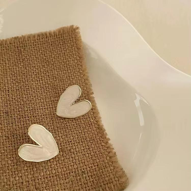 White Heart Stud Earrings - O12