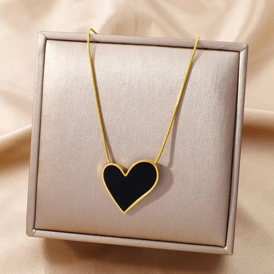 Black heart pendant necklace