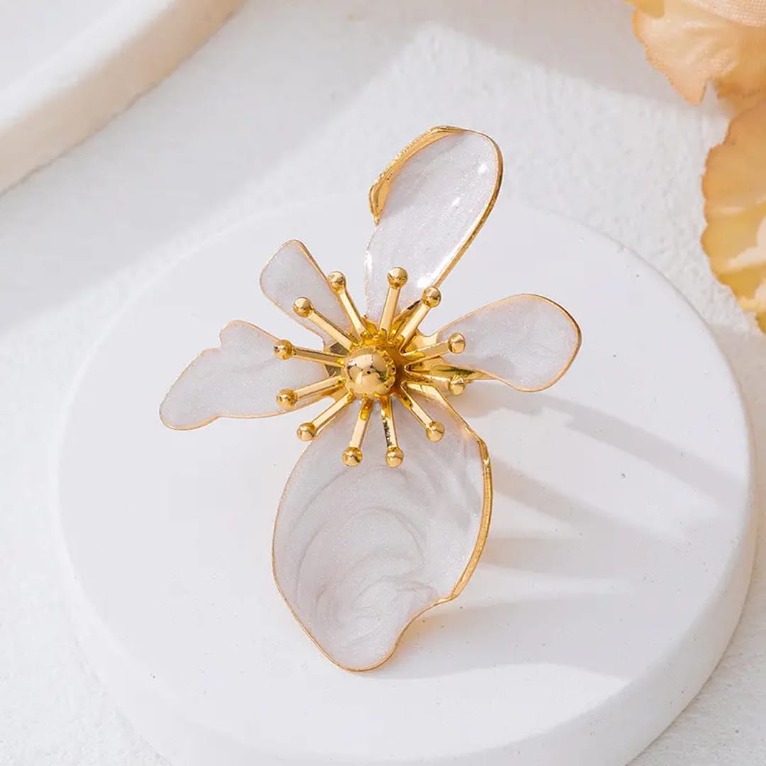 Elegant White Floral Ring