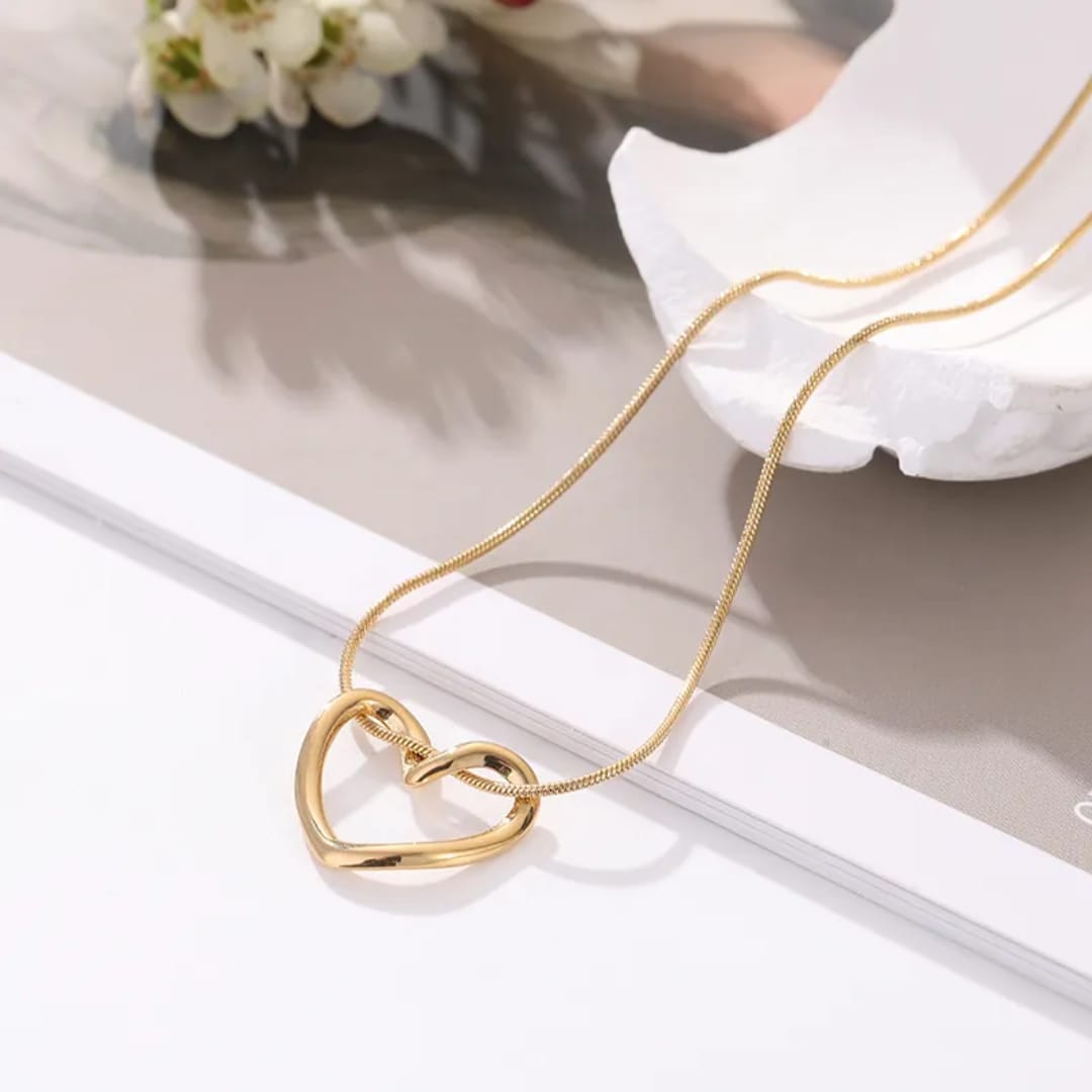 Minimal Gold Heart Pendant Necklace
