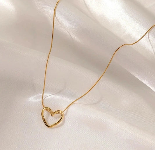 Minimal Gold Heart Pendant Necklace
