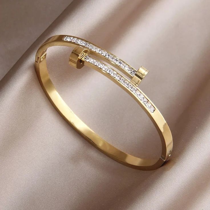 Nail Crystal Kada